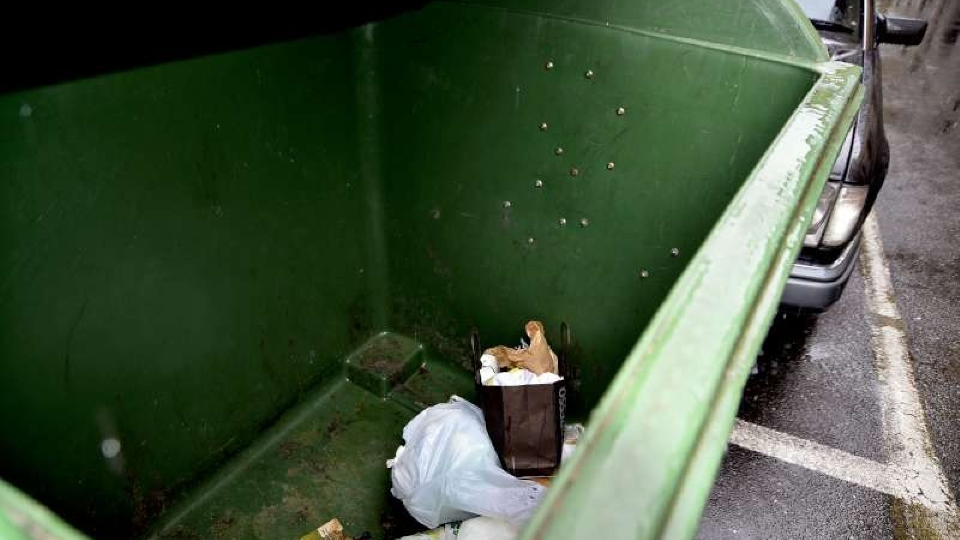 In fuga dalla guerra, giovane rischia di morire in un cassonetto