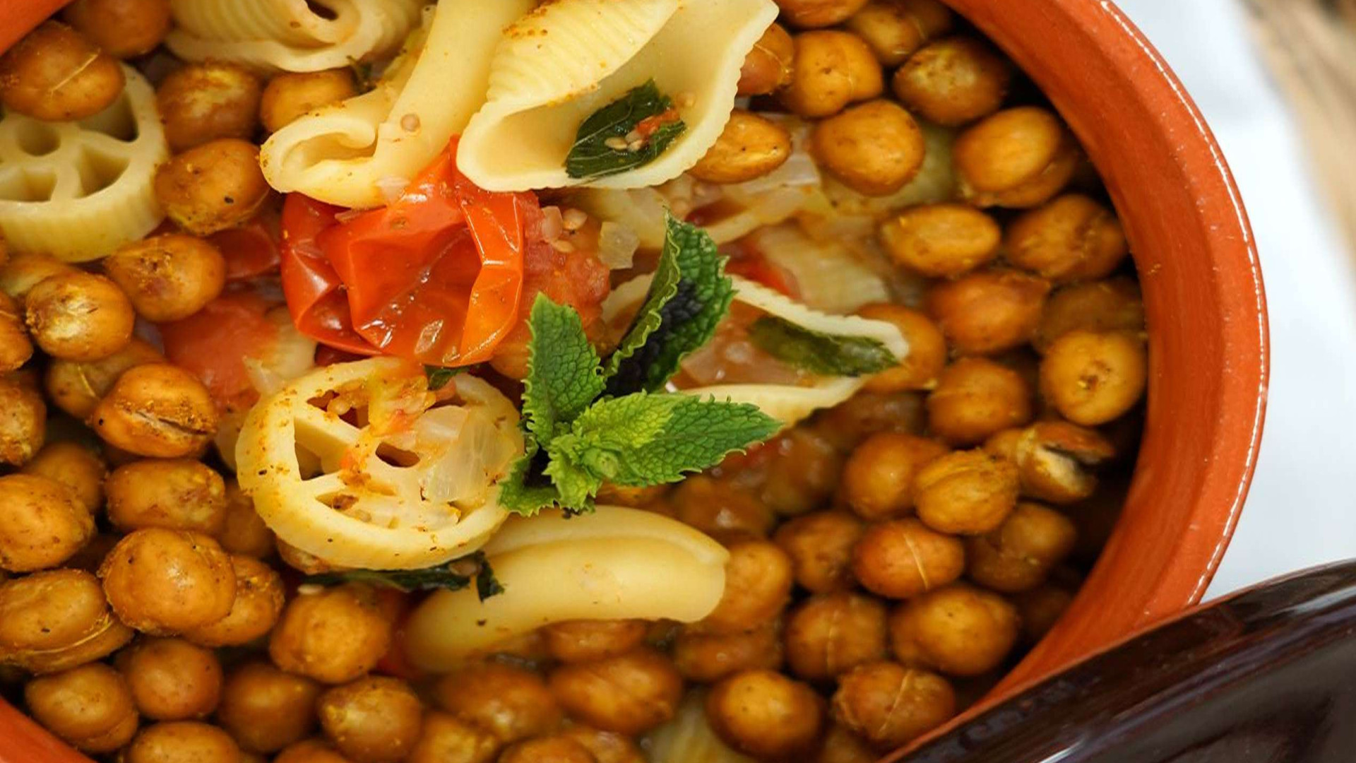 Tra pasta, legumi e verdure, ecco il piatto unico. A "Pronto in tavola"
