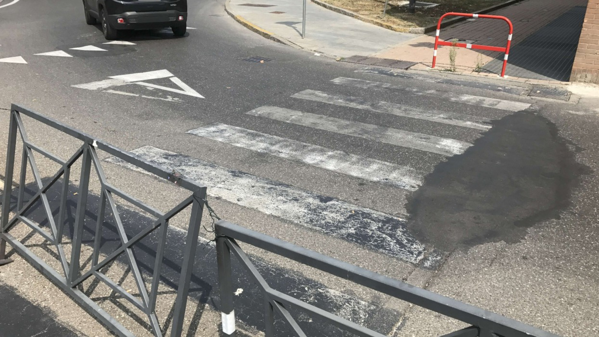 Zebre cancellate ma ancora visibili a piazzale Marconi: "Pericolose"