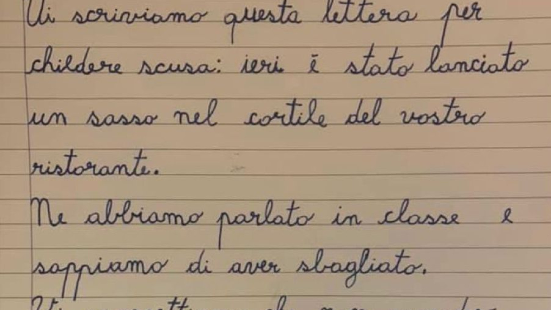 Sasso nel cortile del ristorante, i bambini si scusano: "Abbiamo sbagliato"