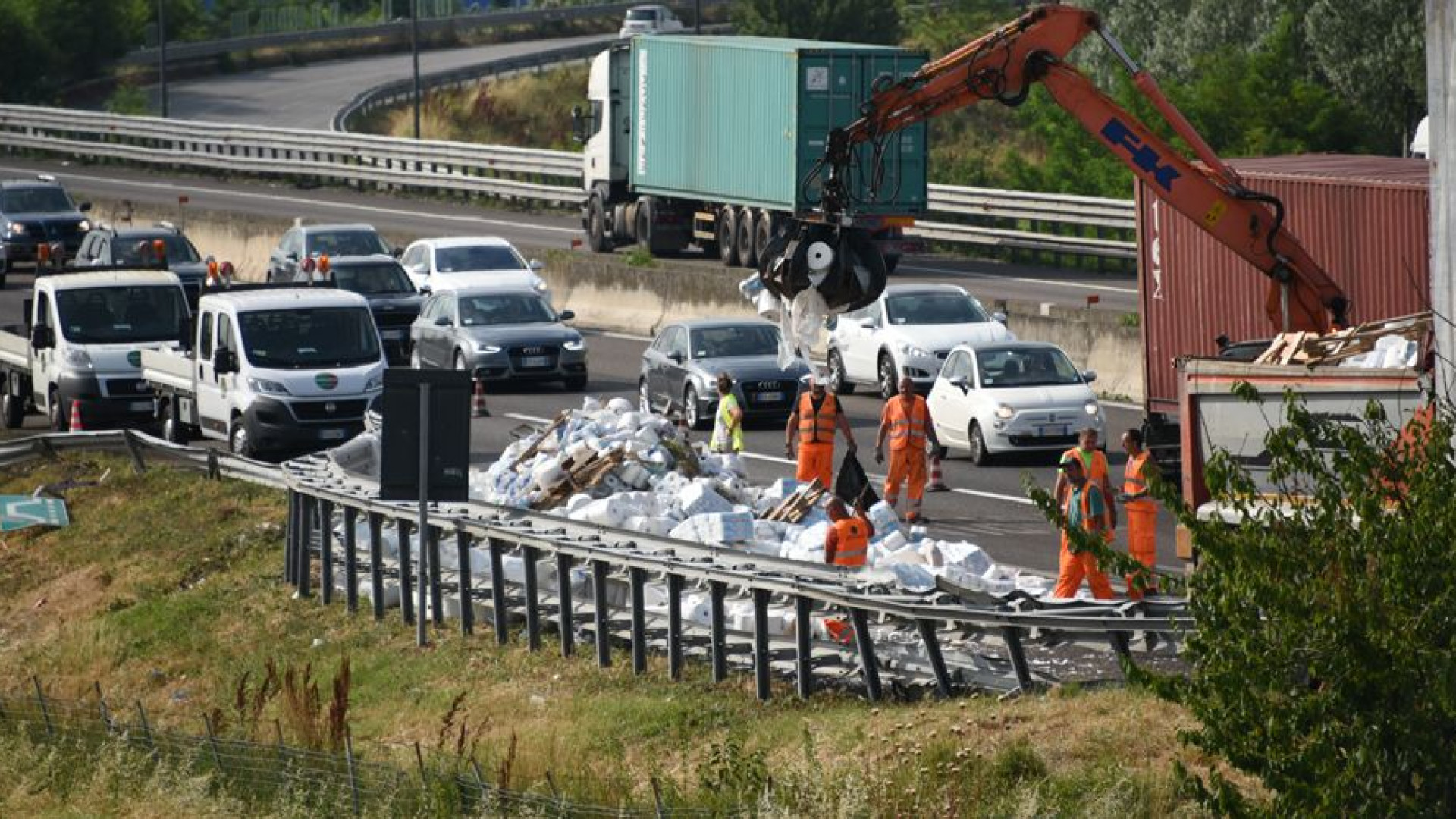 A1, camion finisce contro il guard rail e perde il carico di carta igienica