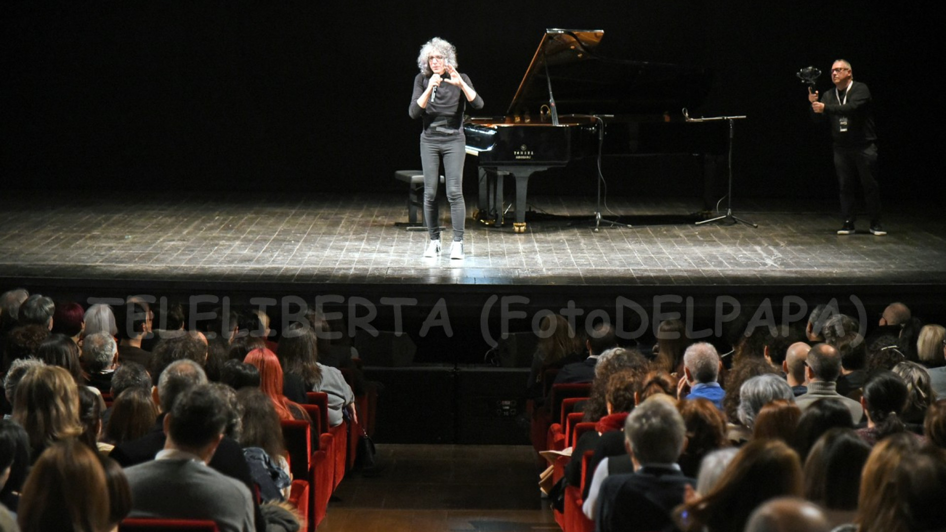 Giovanni Allevi incanta il Municipale: pubblico in piedi e lunghi applausi