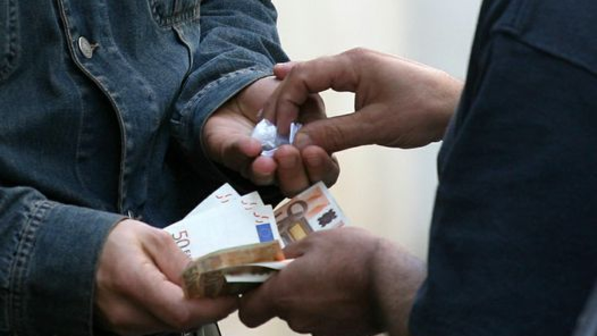Droga ed estorsione: arrestato un giovane e denunciati due coetanei