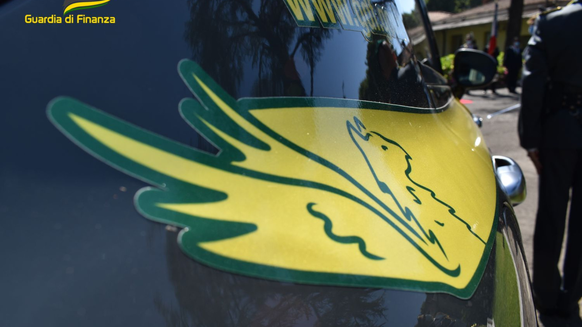 Sequestro a Piacenza di 300 paia di scarpe rubate: fiamme gialle fermano il trasporto