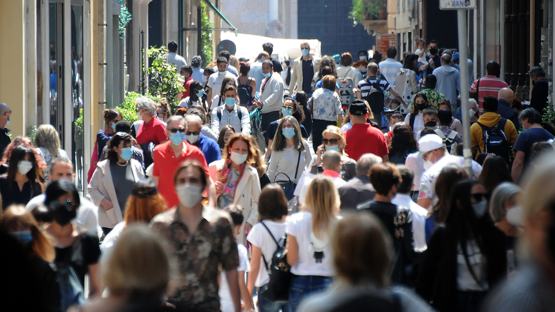 Siamo in zona bianca: via il coprifuoco ma restano le mascherine. Cosa si può fare