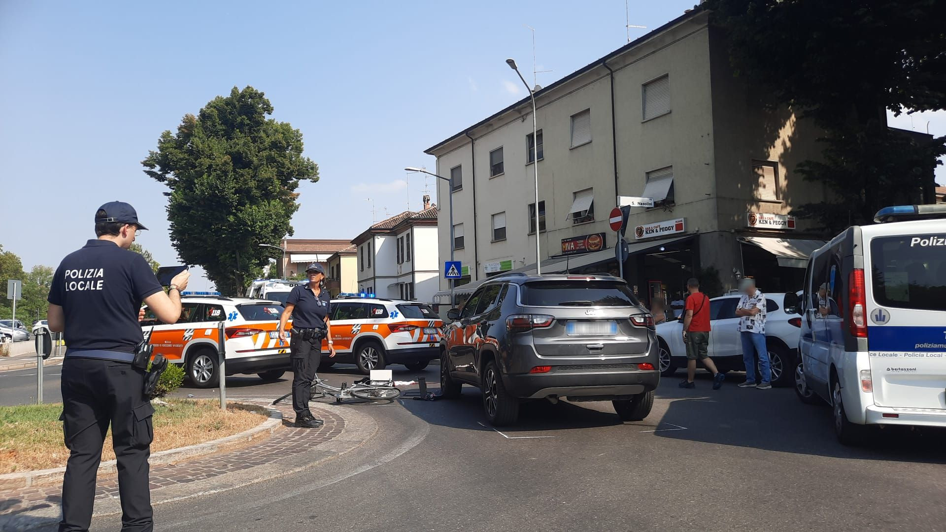 Scontro tra auto e bici alla rotonda, donna di 65 anni cade e batte la testa: è grave