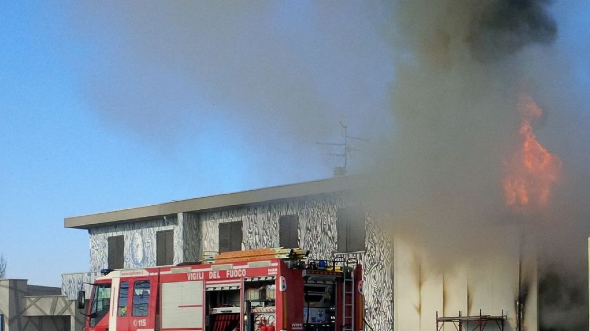 Furioso incendio in un salumificio a Borgonovo, fiamme alte nel cielo