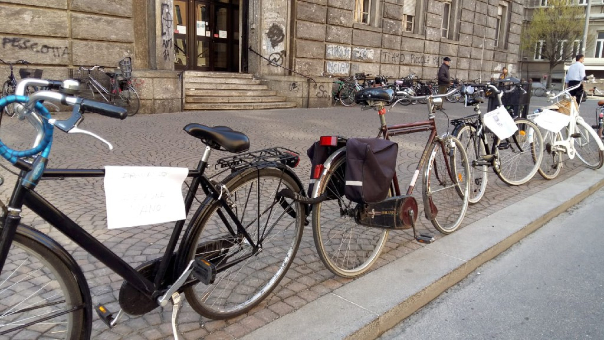 Stop alle auto al Gioia, gli studenti con le biciclette "occupano" il marciapiede