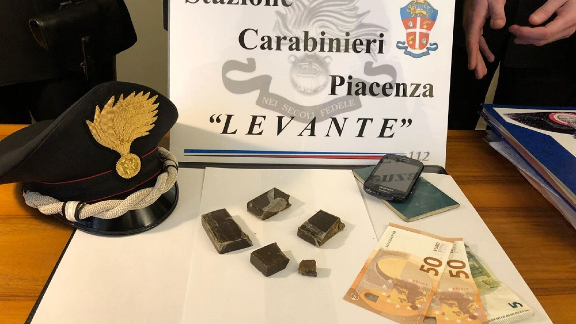 Coppia compra droga con la bimba di otto mesi in braccio: arrestato lo spacciatore