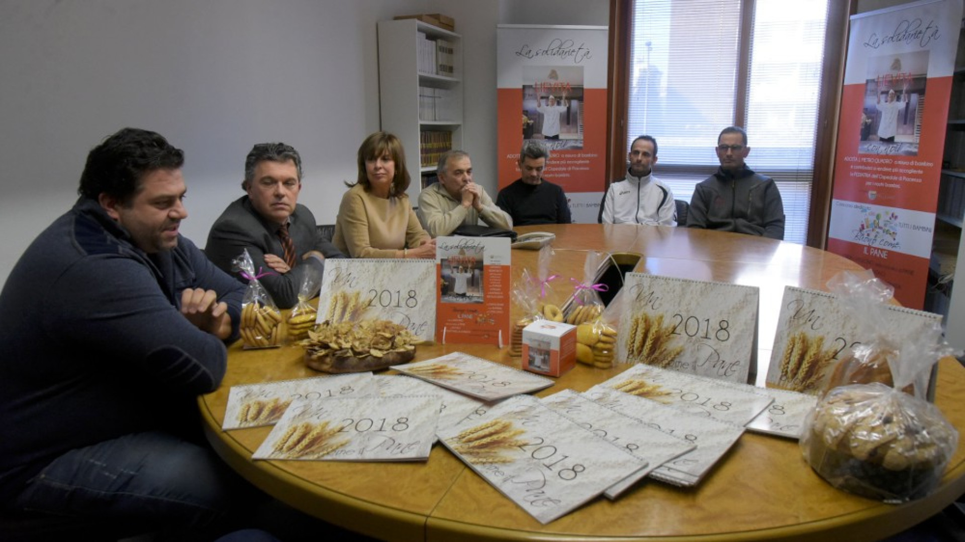 Panettieri in posa per solidarietà, fondi del calendario a Pediatria