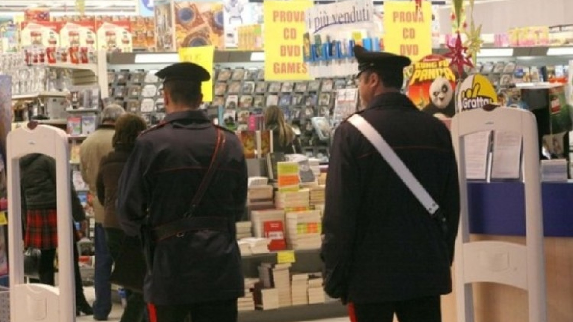 Esercizi commerciali e supermercati nel mirino di ladri e falsari. Tre denunce