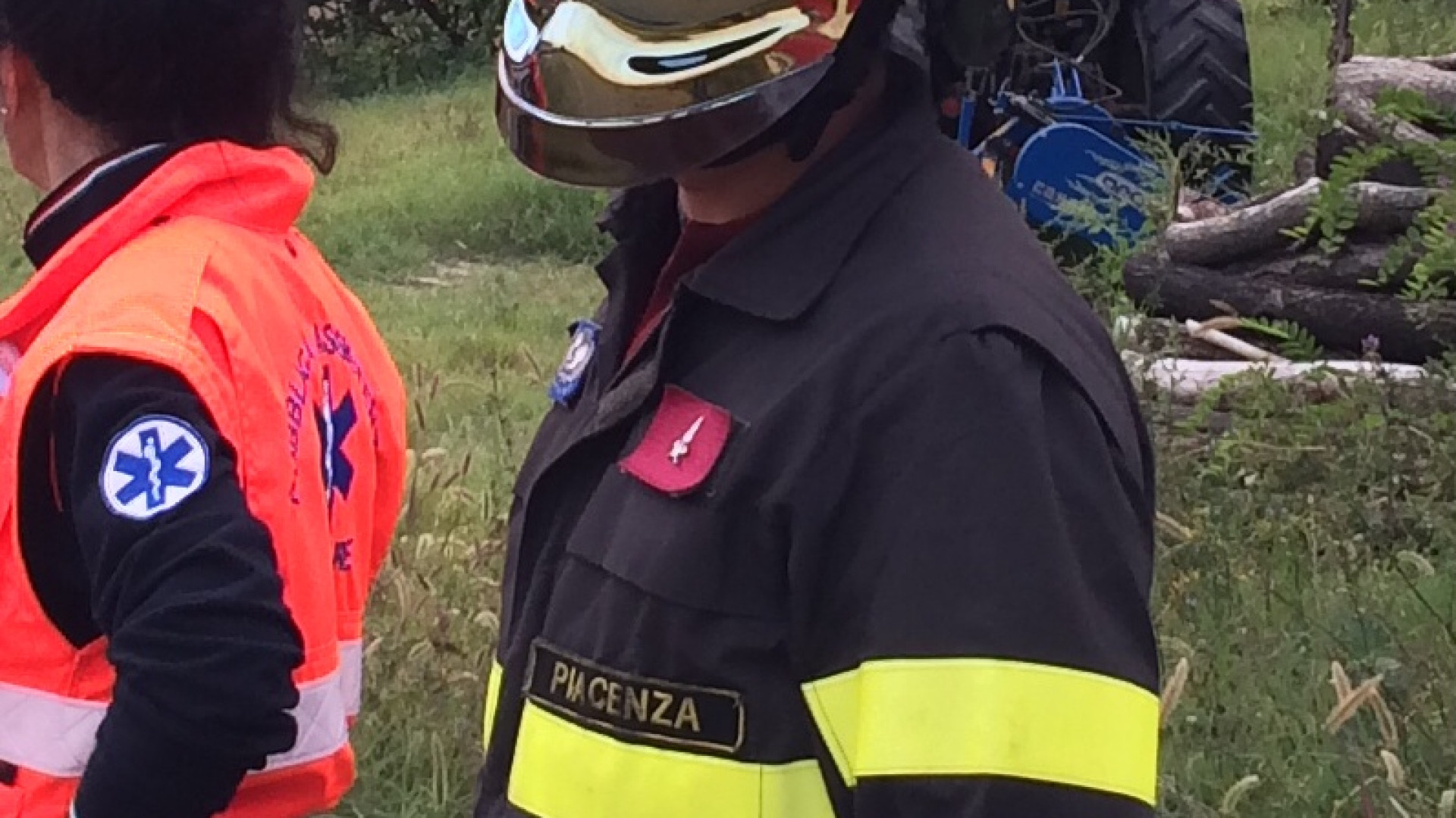 Carmiano, brucia un campo. Anziano intrappolato tra le fiamme