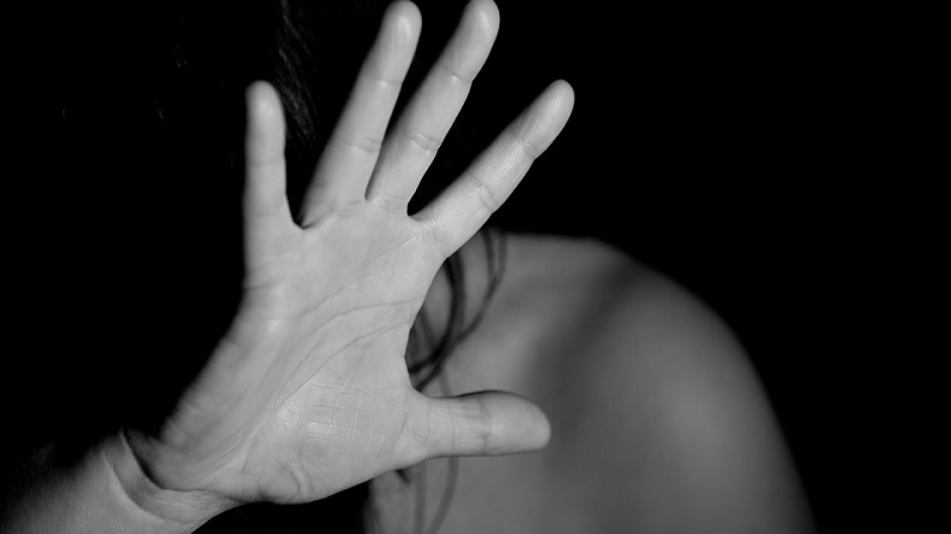 Costretta a subire anni di violenze fisiche e verbali e minacciata davanti ai figli: arrestato il marito