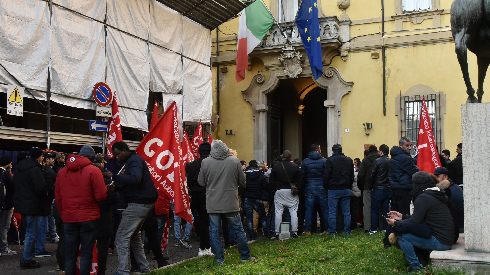Decreto Sicurezza, protesta dei Si Cobas davanti alla prefettura