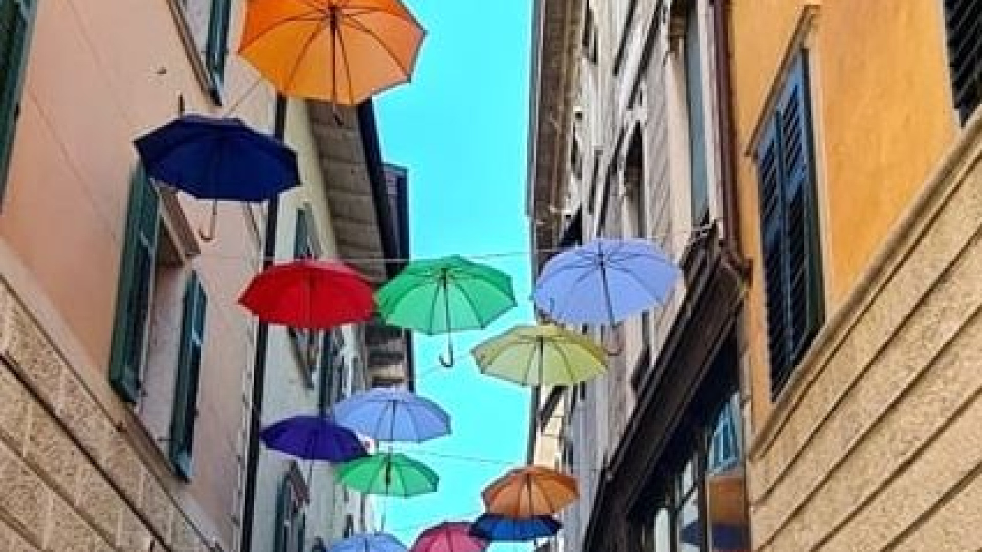 In arrivo ombrelli colorati in centro: "Più attrattività in estate". Spesa da 19mila euro