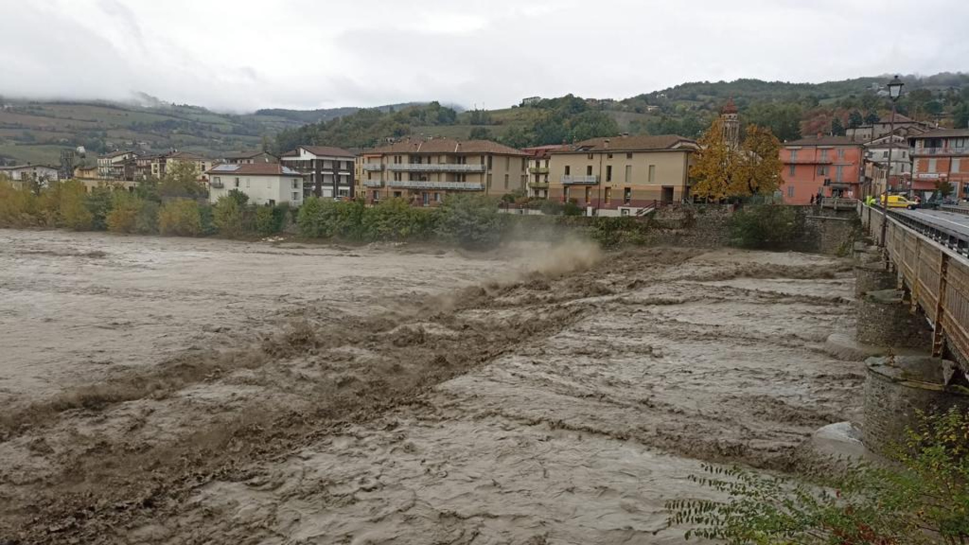 Allerta rossa per frane e piene dei fiumi in tutto il territorio. Scuole chiuse in montagna