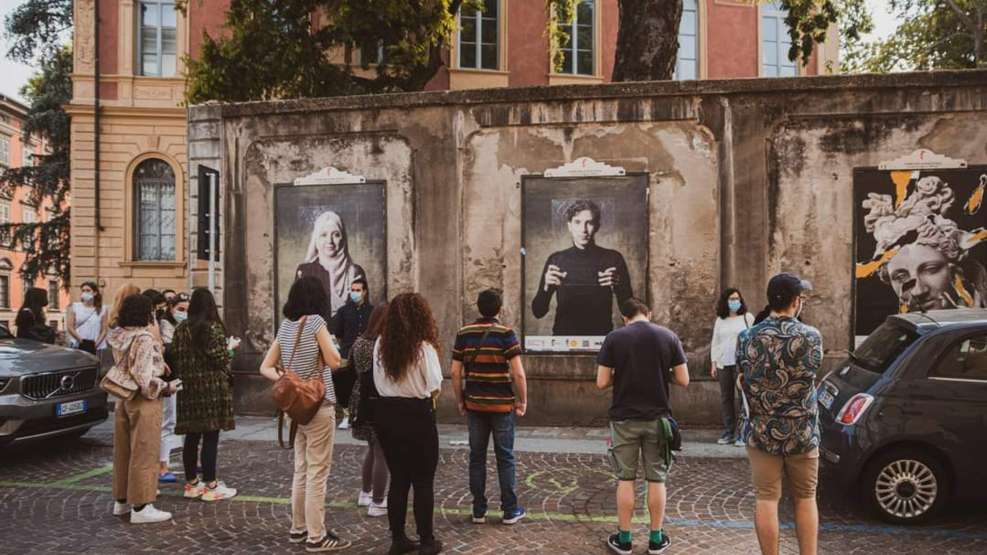 In città i cartelloni vuoti diventano opere d'arte: "Spazio ai giovani creativi"