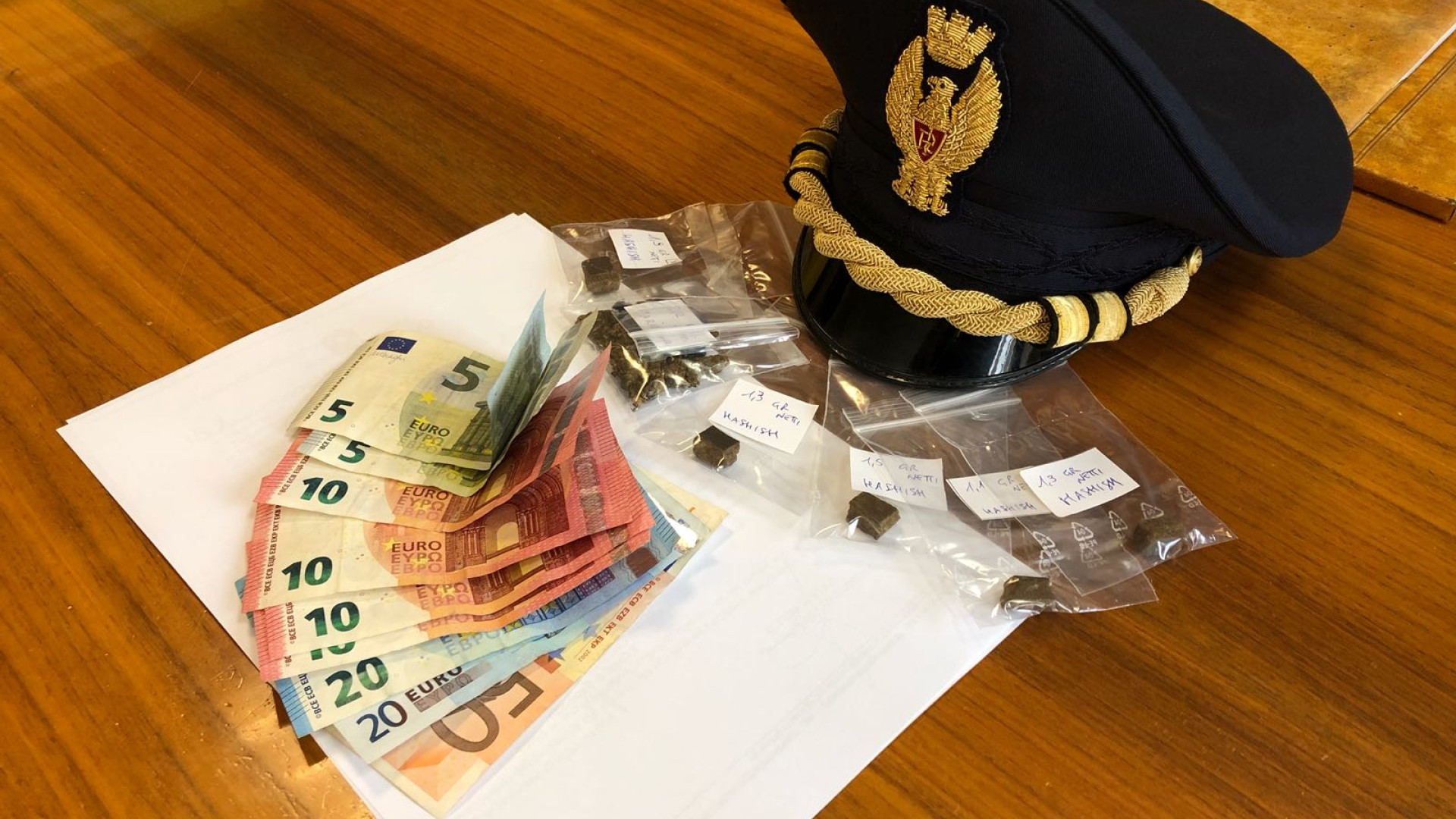 Butta 10 grammi di droga alla vista della polizia: senegalese arrestato