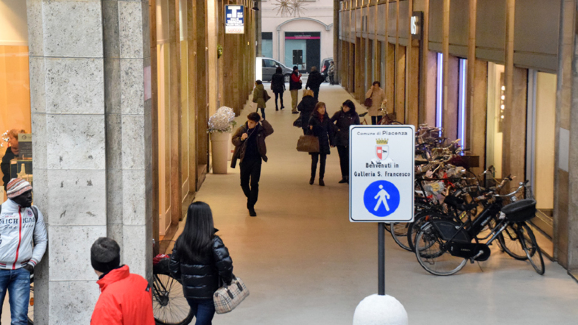 Galleria San Francesco, nuovo pavimento. Timori per la pulizia