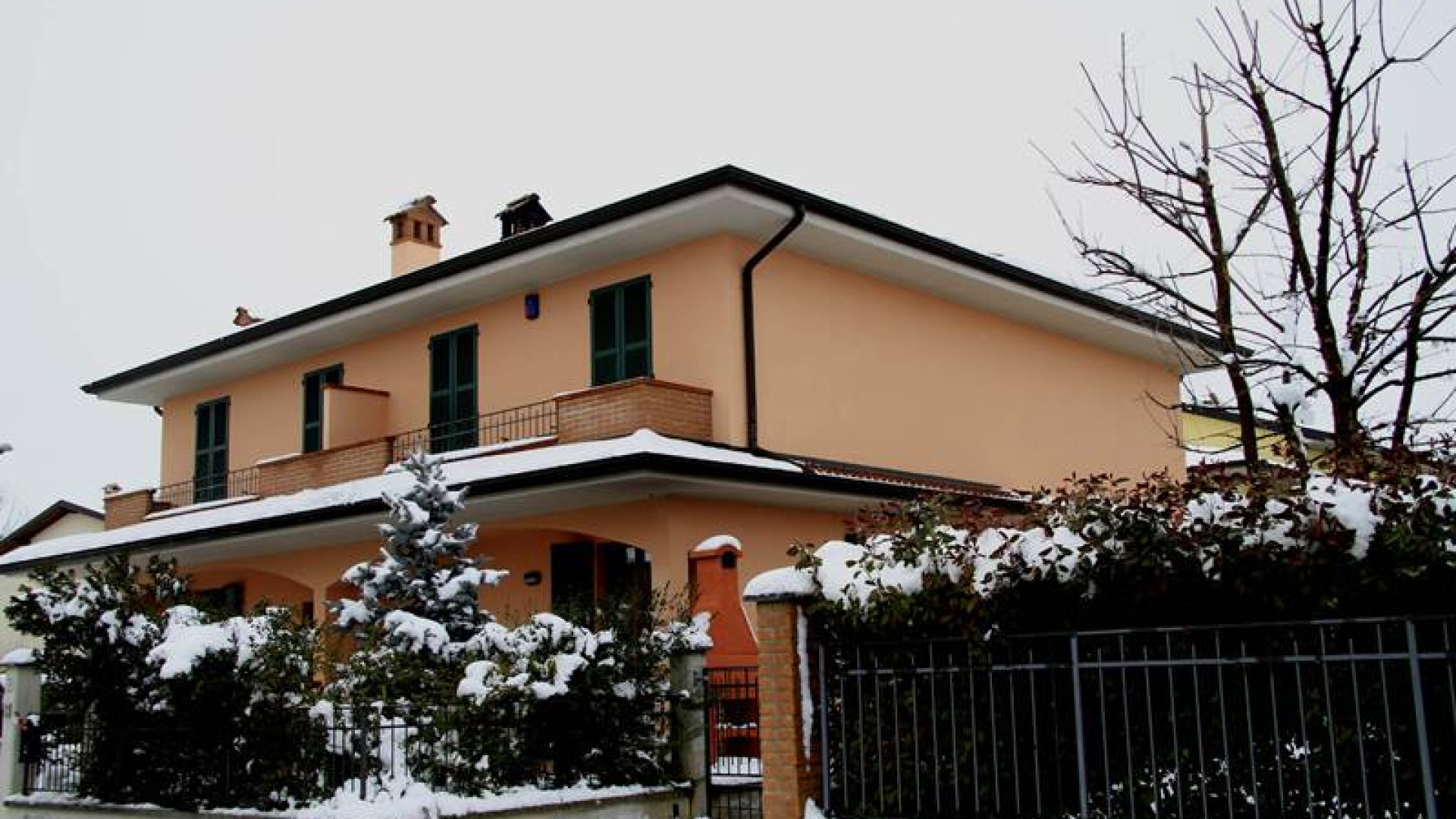 Prognosi riservata per il 45enne caduto ieri dal tetto a Podenzano