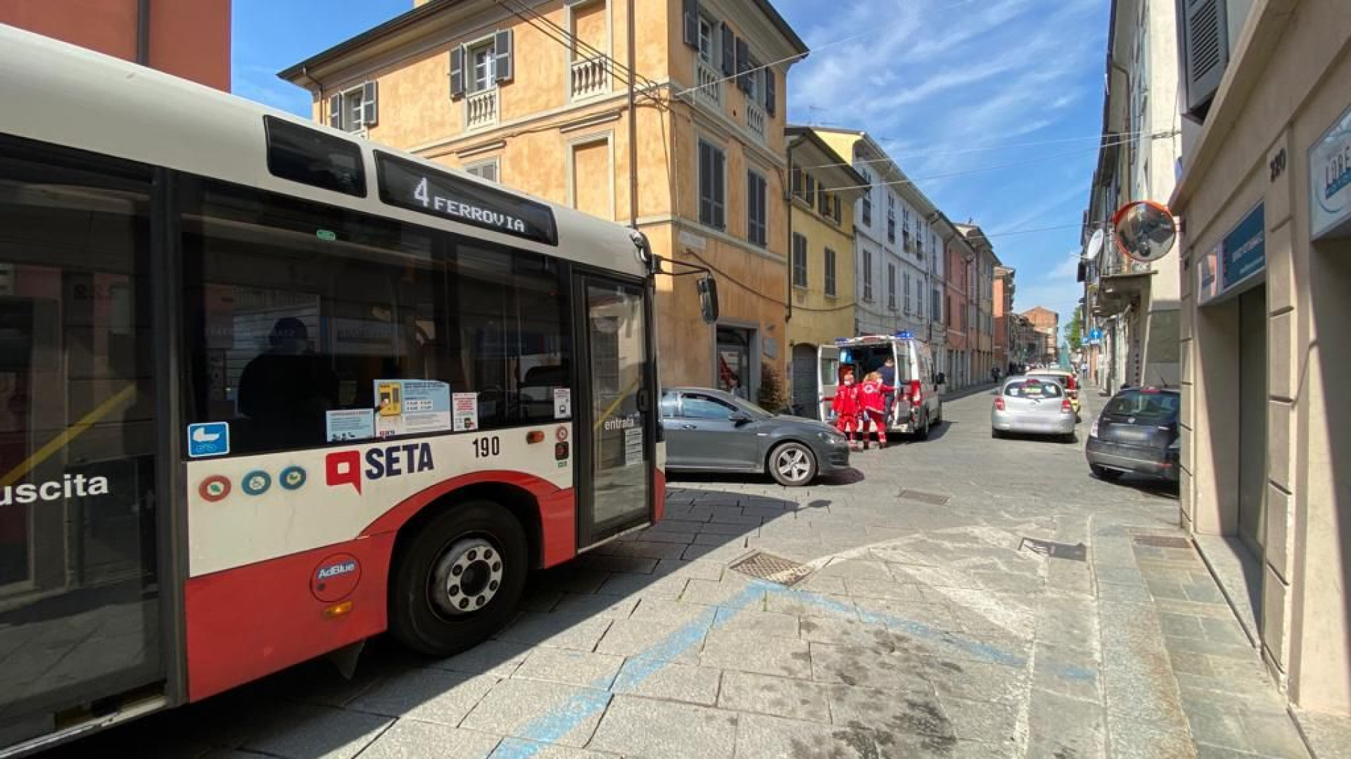 Ciclista urtato all'incrocio tra via Roma e via Neve. Residenti: "Tratto pericoloso"