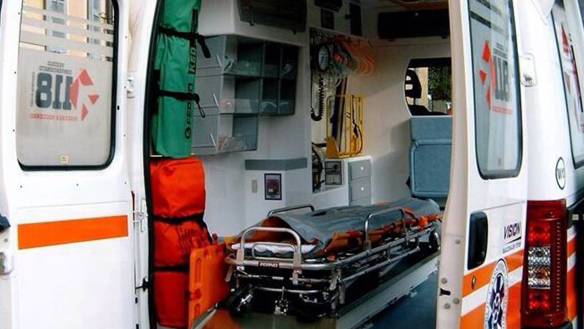 Scontro tra due auto, una finisce nel canale. Due feriti a Villanova