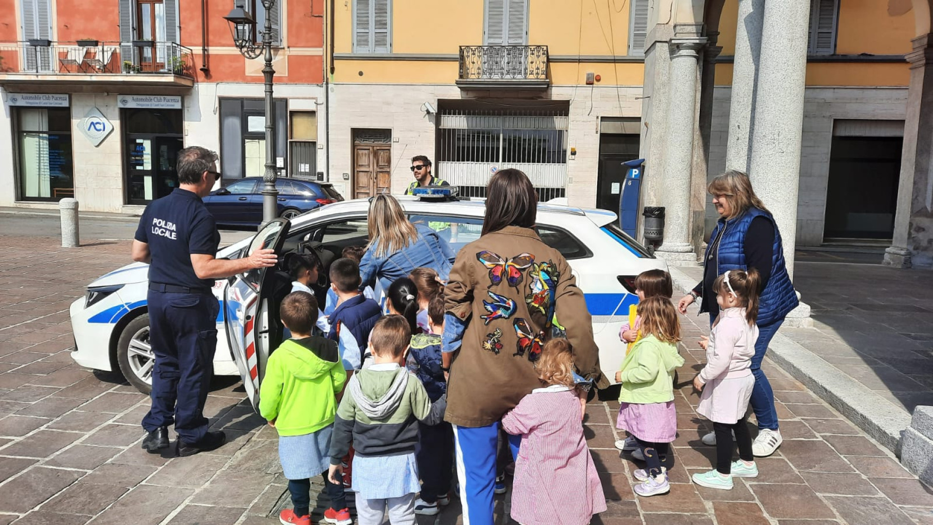 Alunni in visita alla polizia locale di Castel San Giovanni tra stupore e curiosità