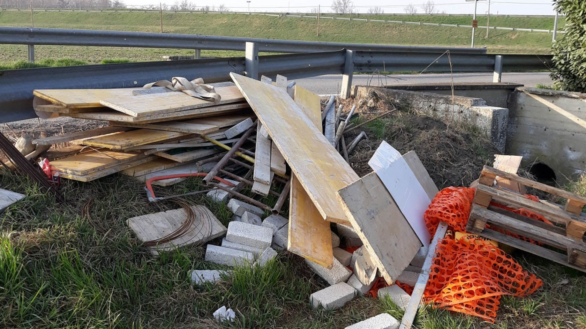 Strada del Colombarone trasformata in discarica: nei guai una ditta di Bergamo