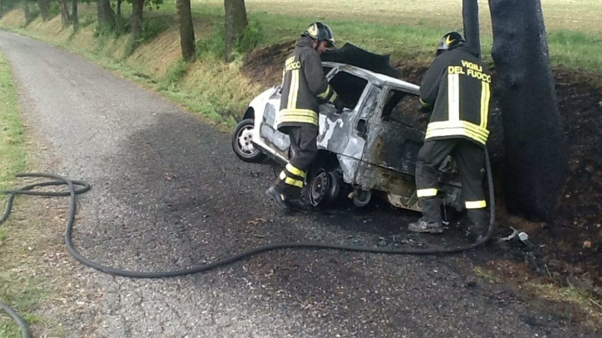 Gita in campagna da incubo: le fiamme divorano l'auto di due coniugi