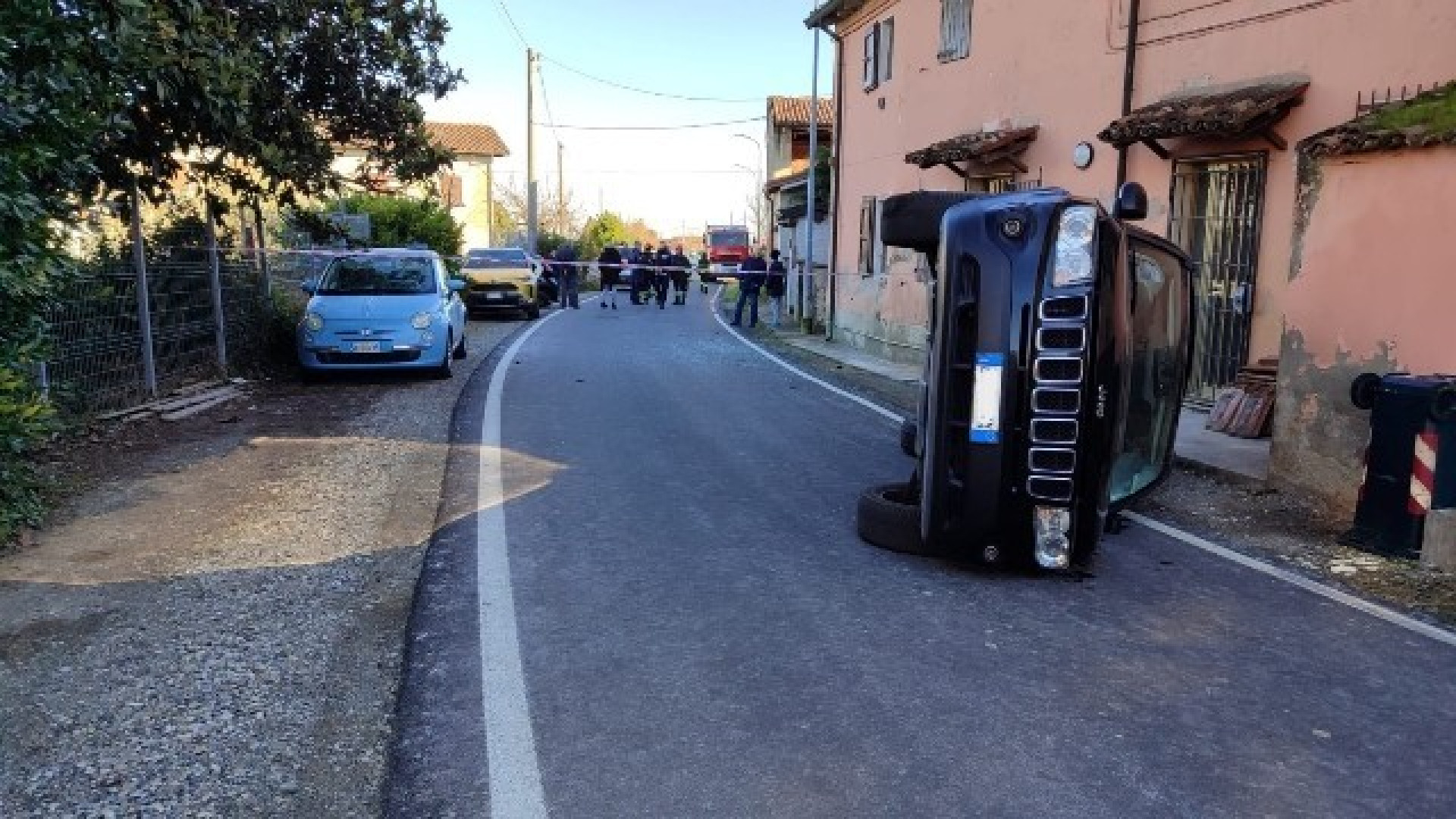 Auto urta veicolo parcheggiato e si ribalta sulla strada: 70enne all'ospedale