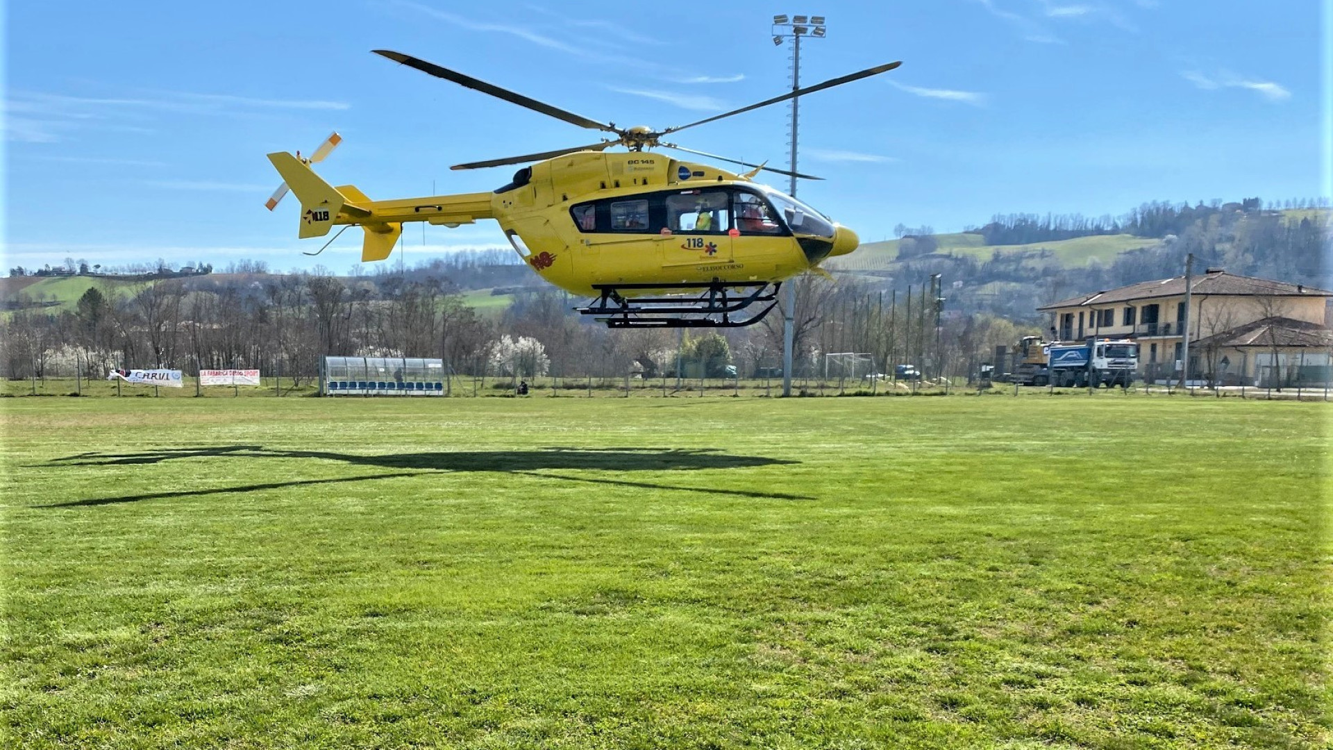 Castell'Arquato, cade da una scala mentre taglia un albero. Grave a Parma