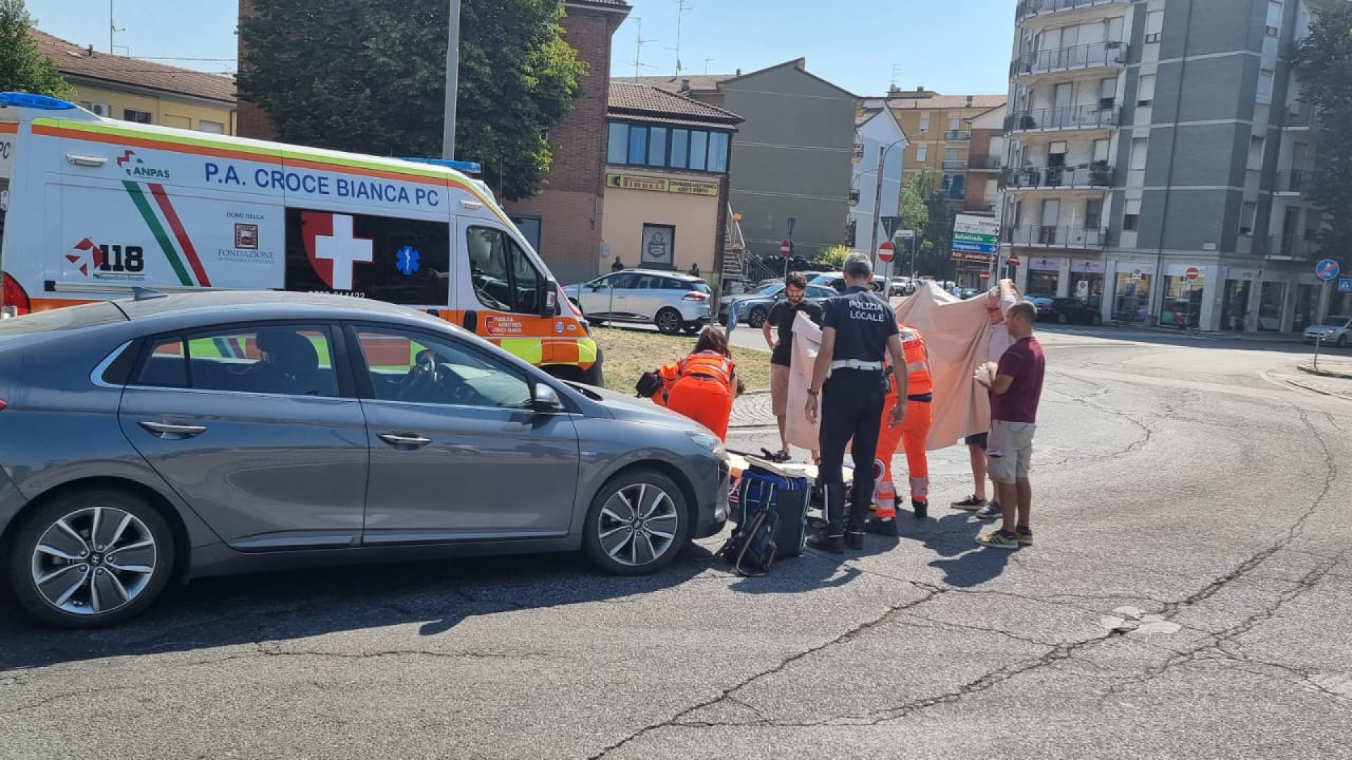 Scontro tra auto e monopattino alla rotonda di Piazzale Veleia: un ferito