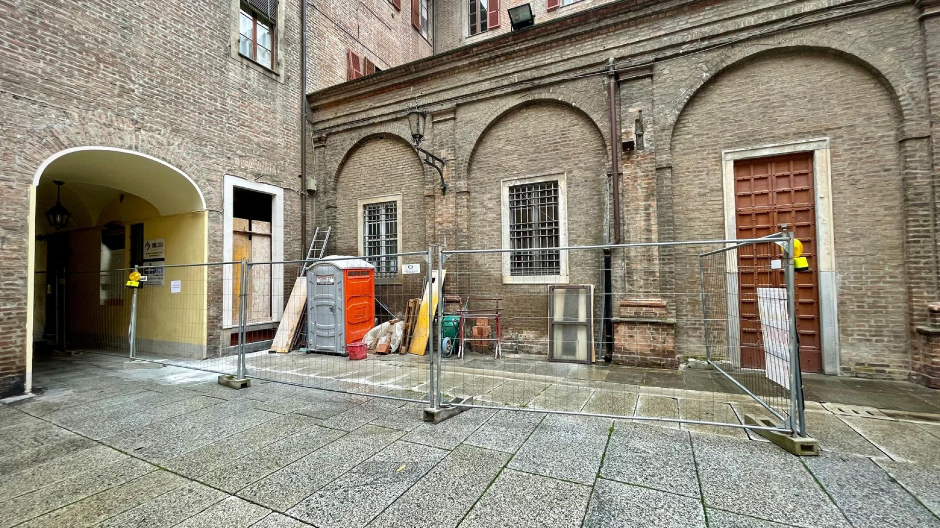 Slitta la riapertura dei bagni in piazza Cavalli: mancano materiali, proroga alla ditta