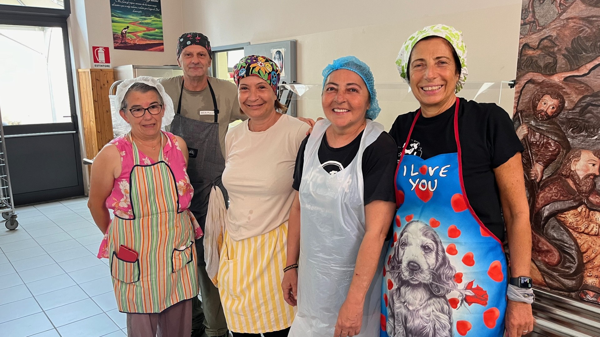 Ferragosto alla Caritas, tortelli e pollo per 100 ospiti: "Il volontariato è amore"