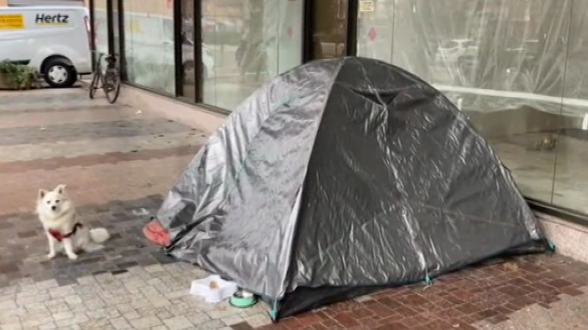 Tenda da campeggio davanti al grattacielo: è il riparo di un senzatetto. Allertata Caritas