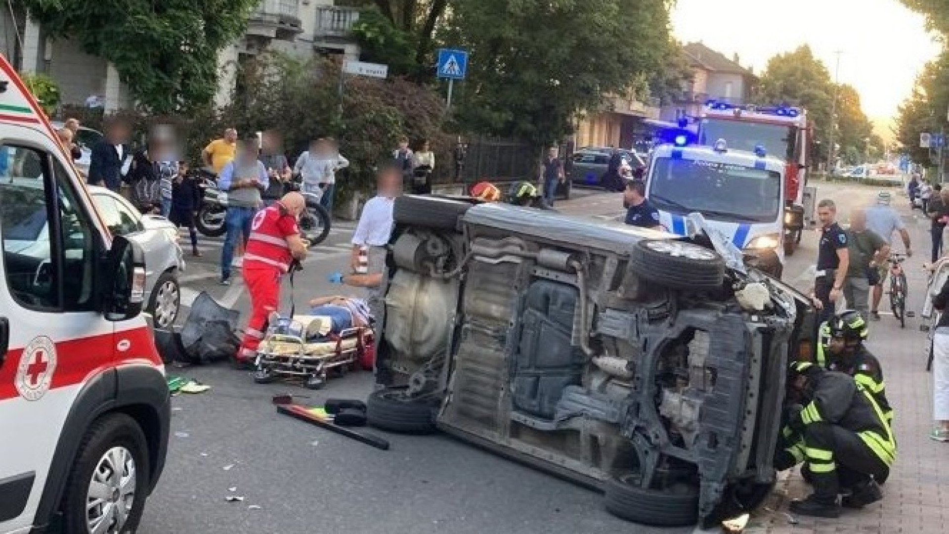Via Veneto, si ribalta con l'auto dopo aver centrato un veicolo in sosta: donna ferita