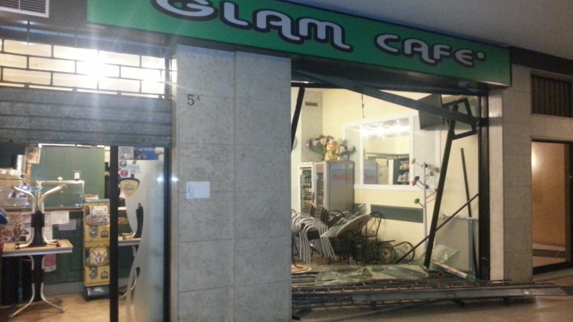 Besurica: sfondano vetrina del bar con il Suv per rubare