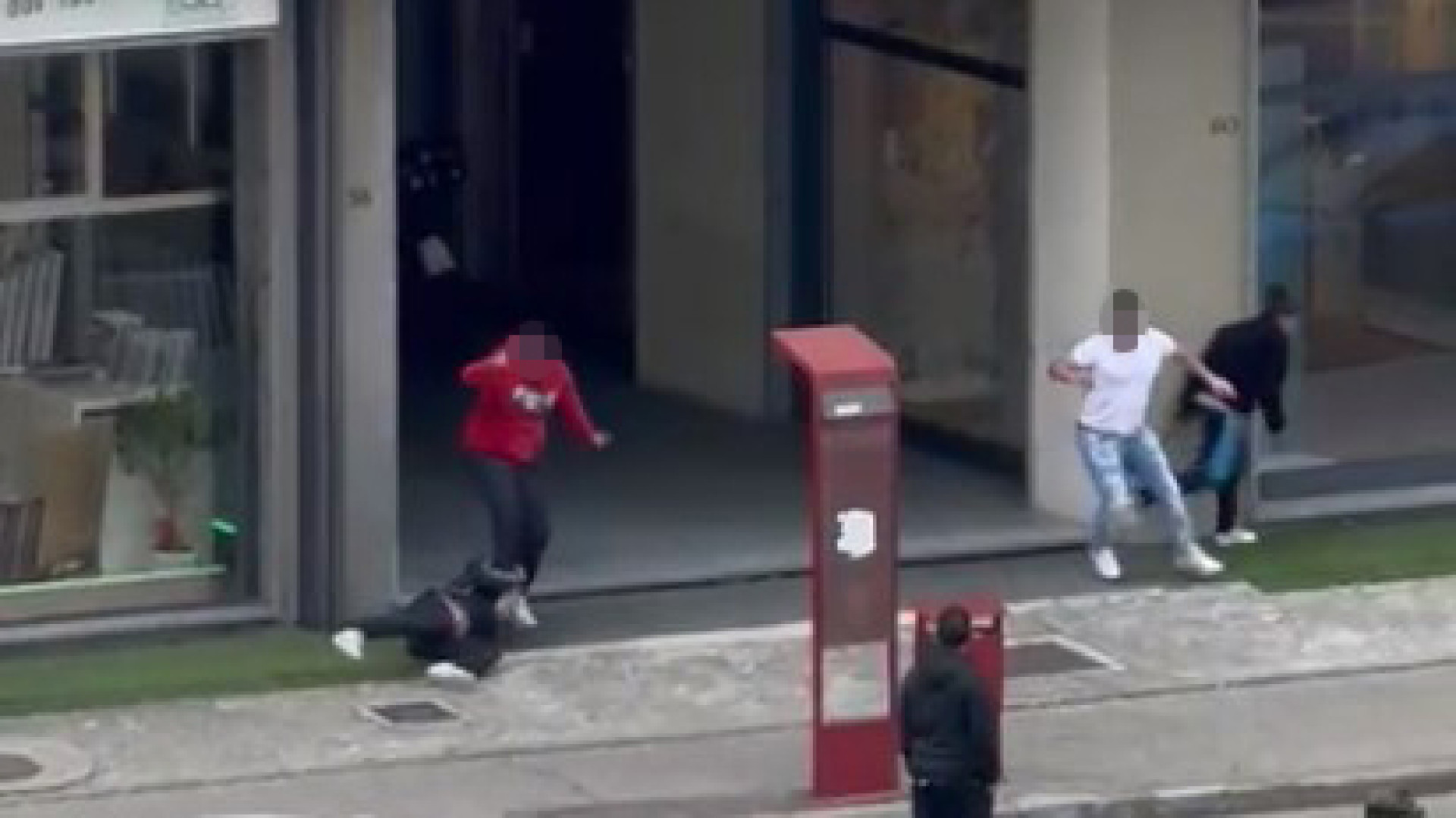 Rissa a colpi di arti marziali tra stranieri, paura in via Conciliazione