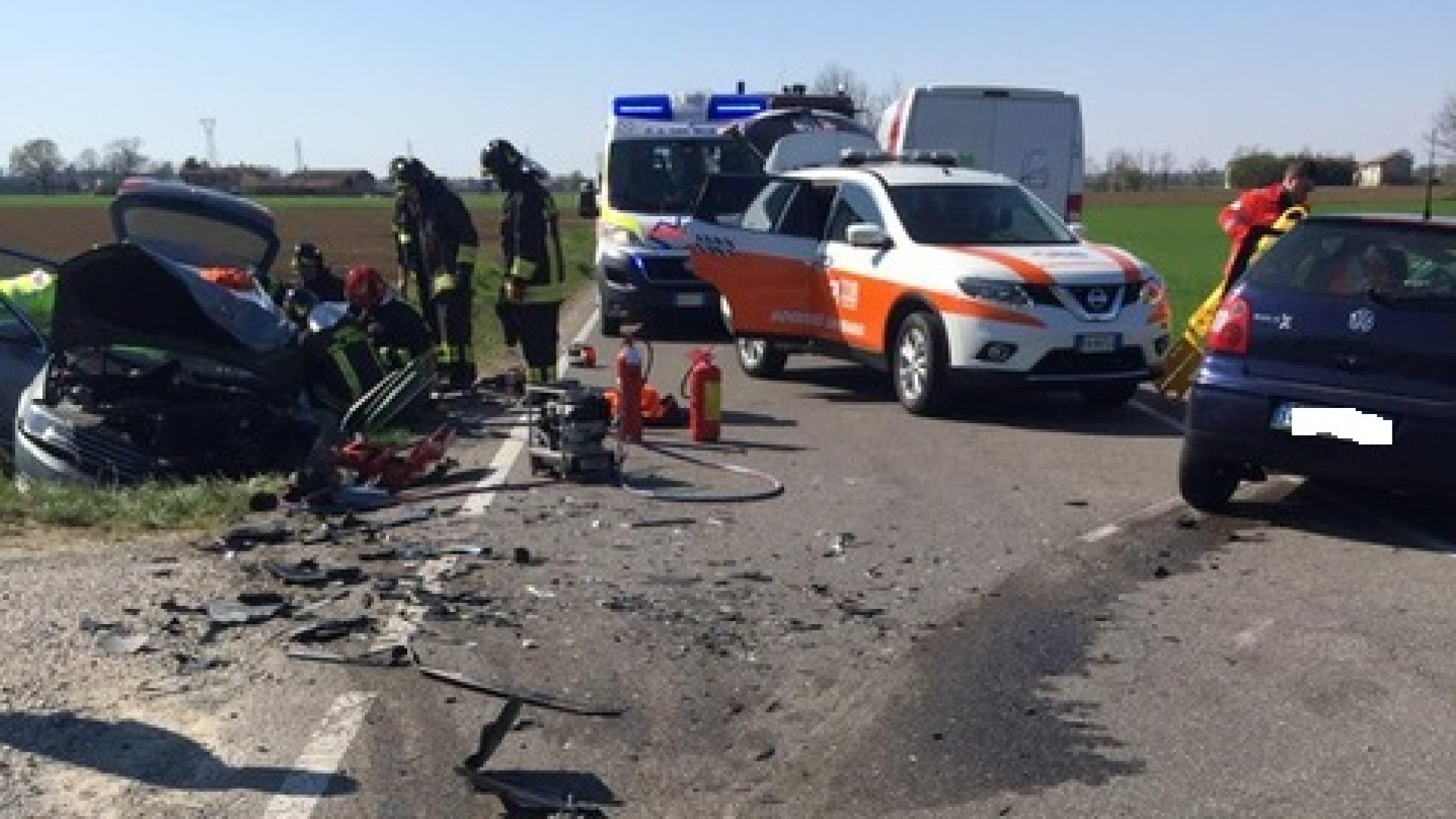 Muradolo, frontale in curva: auto nel canale e cinque feriti. Uno è grave