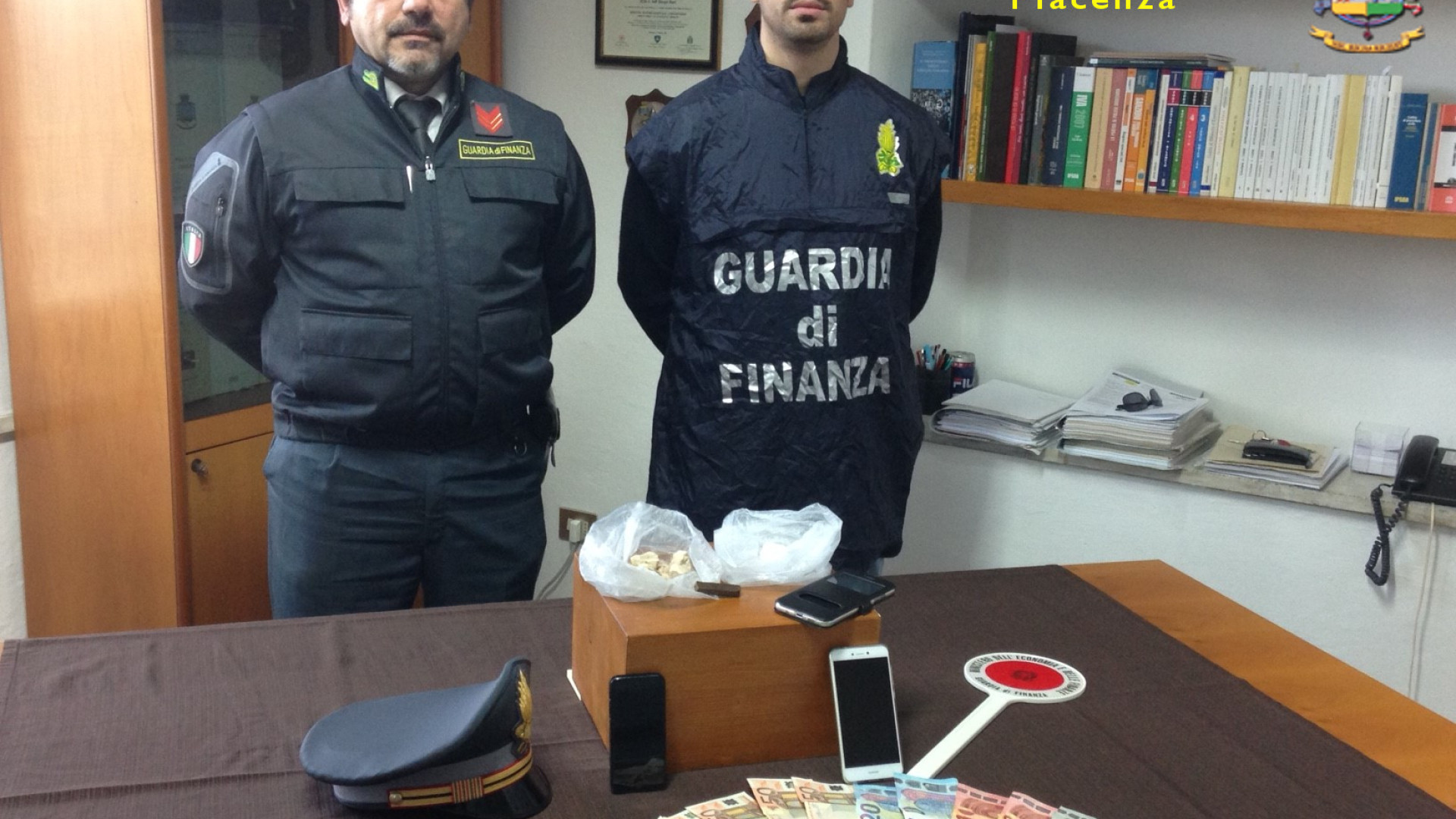 Spaccio nei campi, arrestato spacciatore: inutile fuga dai finanzieri