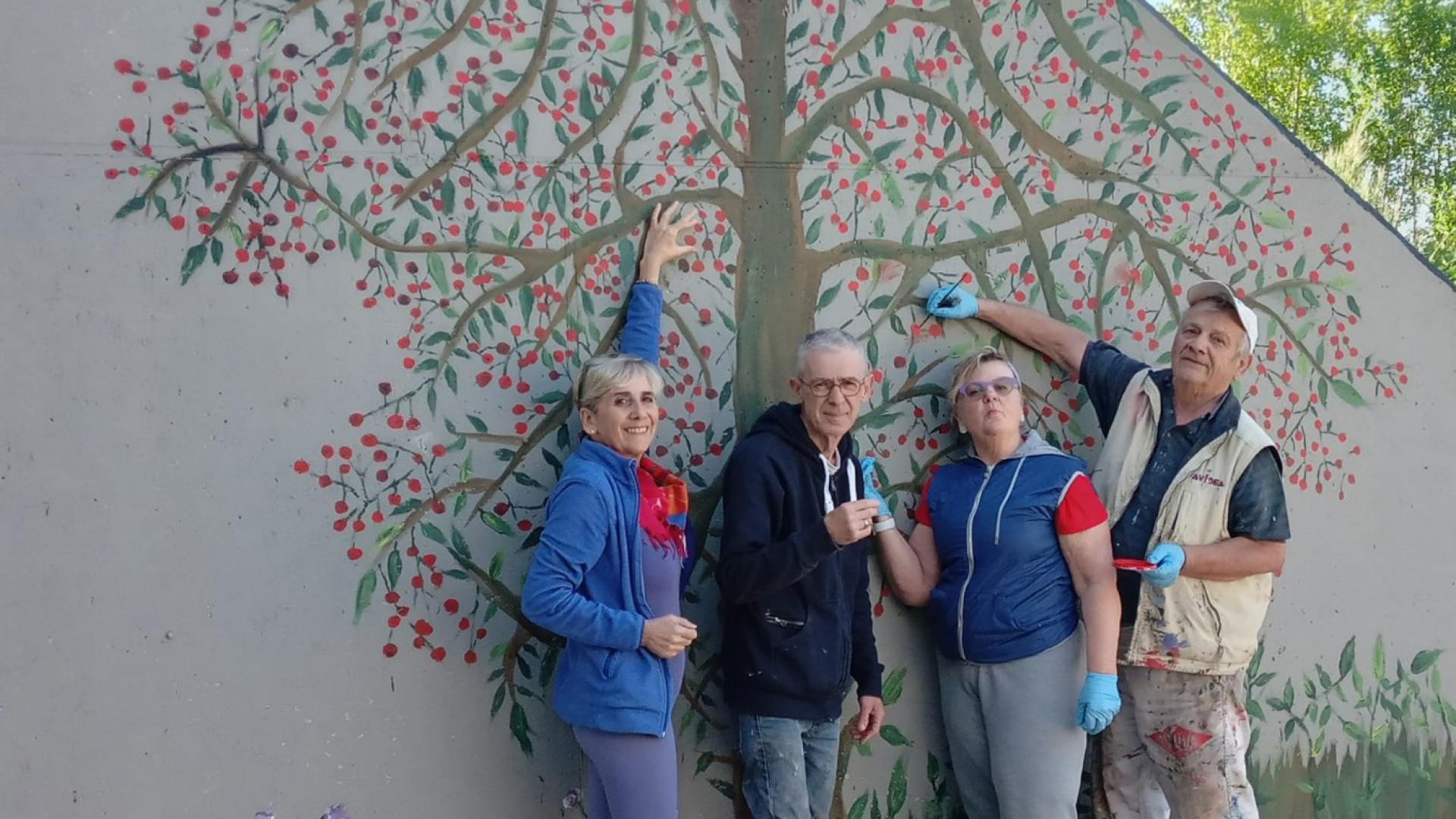 Il sottopasso a Querceto di Fiorenzuola cambia volto con un murales dei volontari