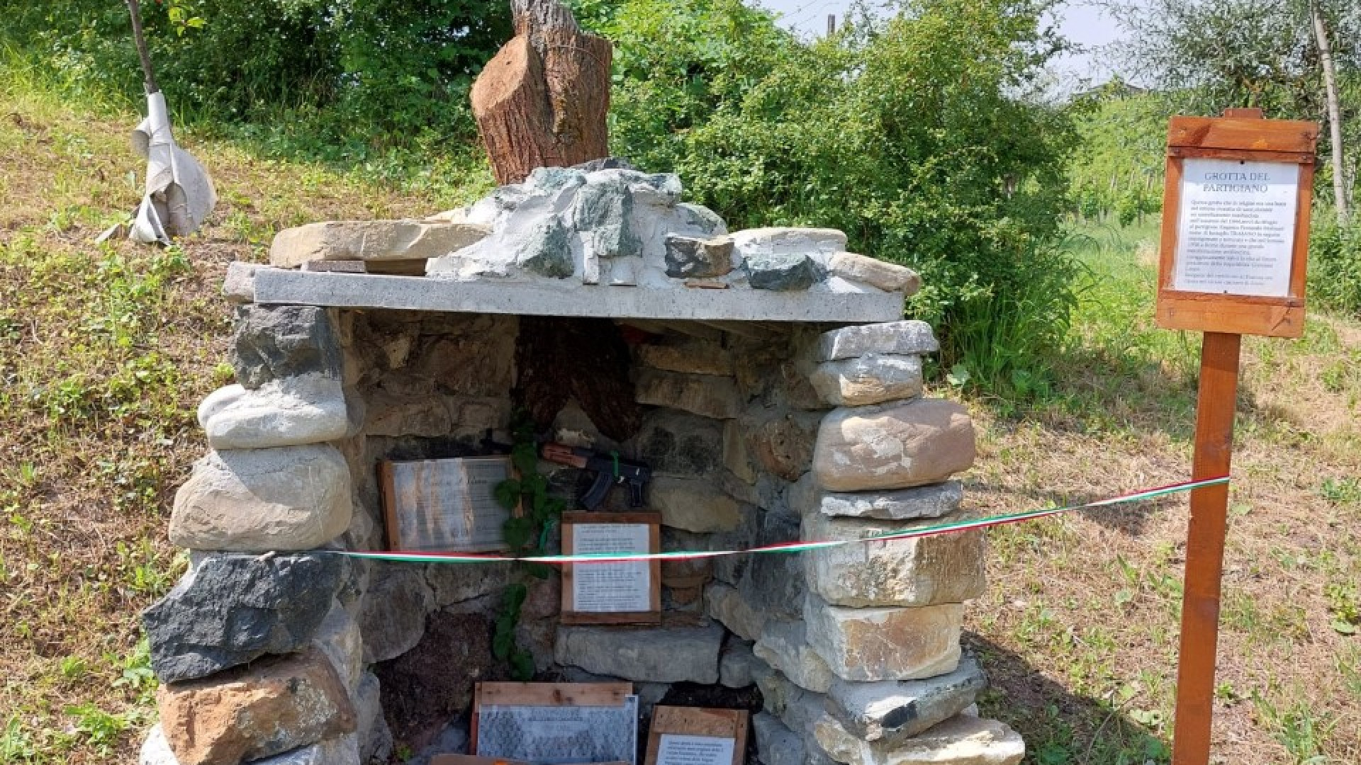 Ziano, "grotta" di sassi per ricordare il papà che si rifugiava durante la guerra