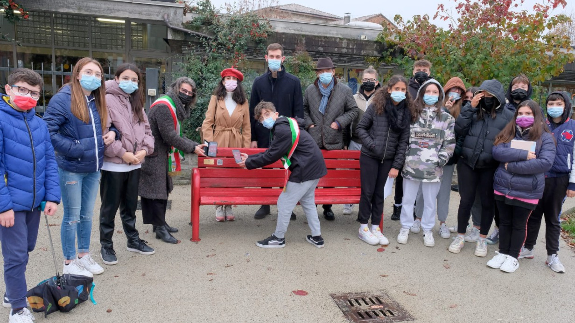 “Ragazzi, diciamo no alla violenza sulle donne". Cadeo, Qr code sulla panchina rossa