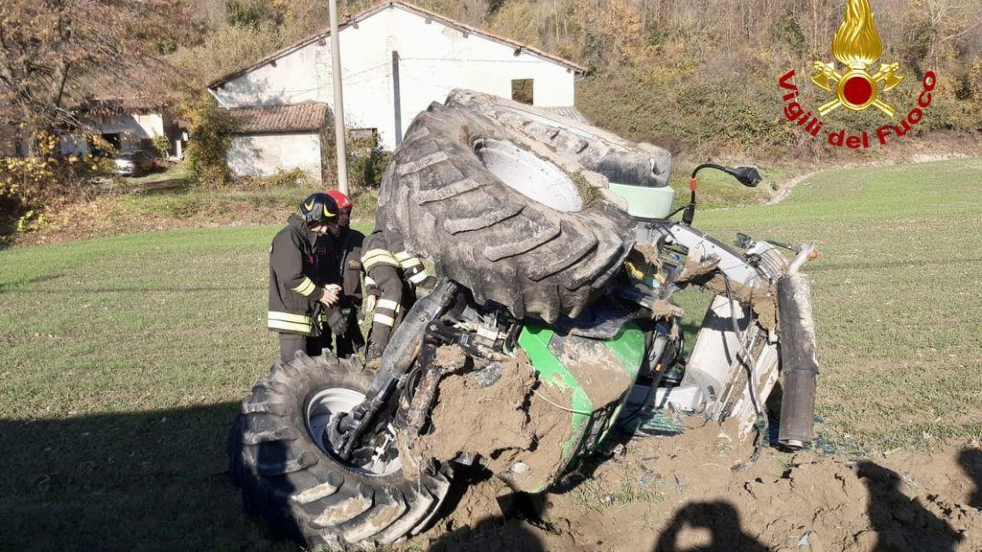 Si ribalta il trattore: due ragazzi feriti, soccorsi dai vigili del fuoco