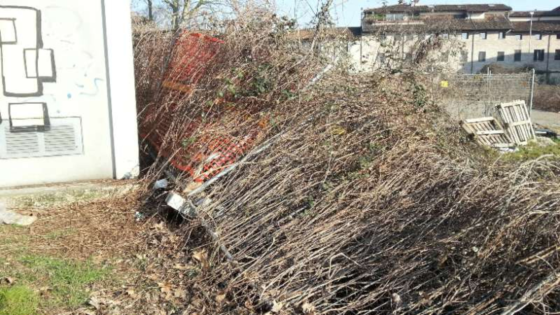 Nuovo crollo alla recinzione ex Acna. Degrado in via Tramello