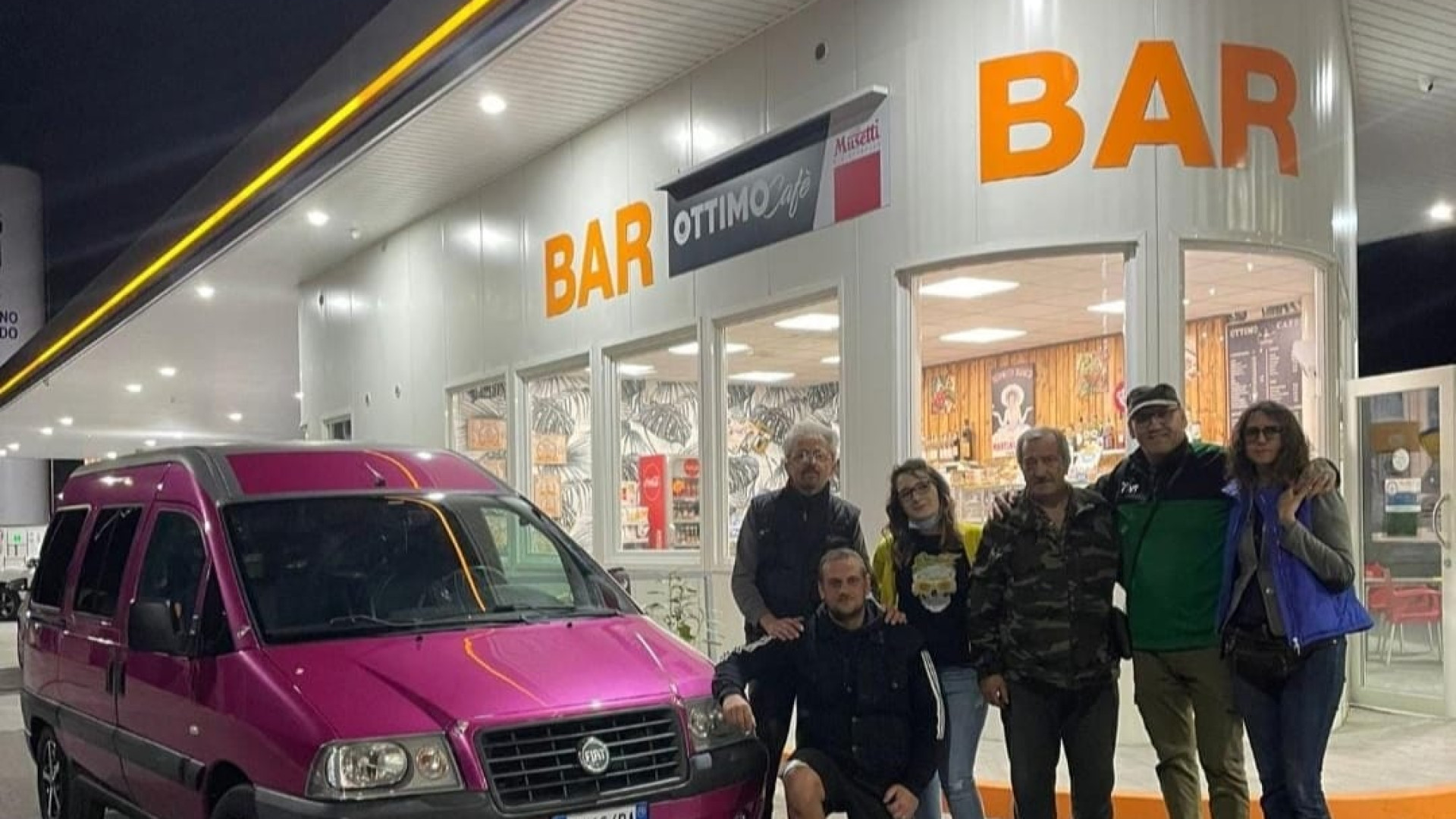 Ripartito verso l'Ucraina il furgone fucsia simbolo di speranza. "Aiuti concreti"