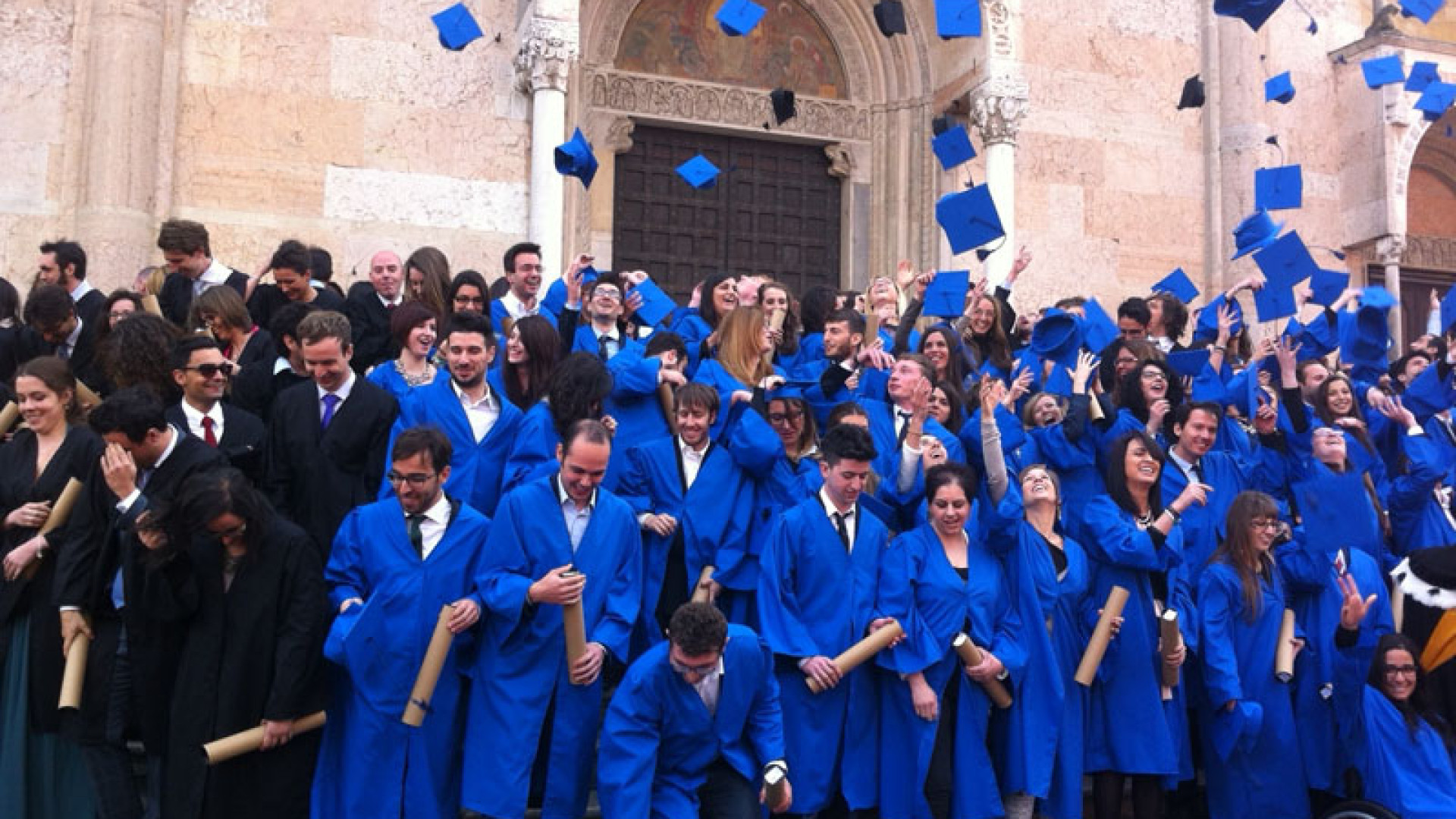 Laurea in Duomo per i ragazzi della Cattolica: "Pensate in grande"
