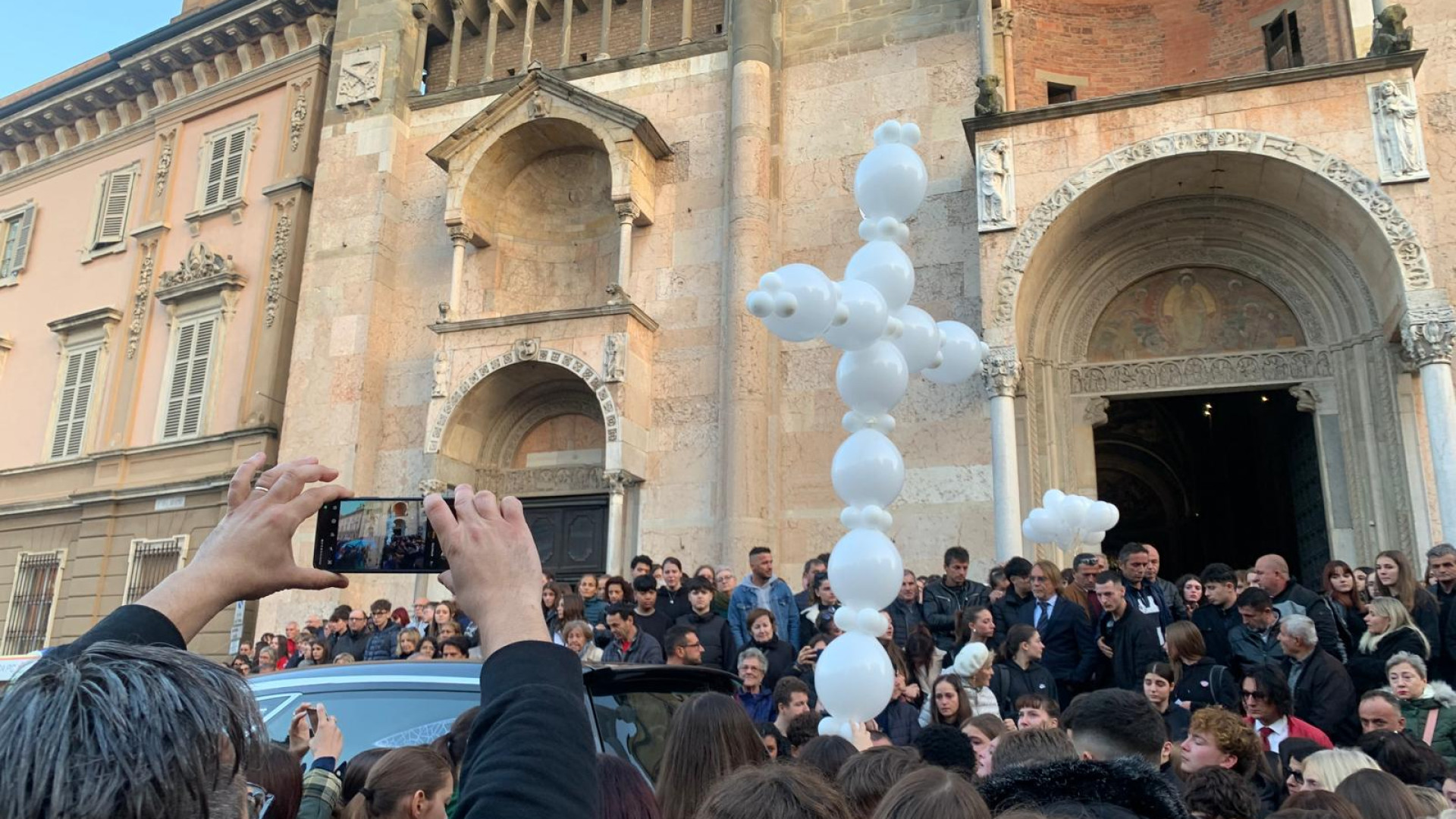 Rose bianche e rosse per Aurora, in Duomo l'ultimo abbraccio della città