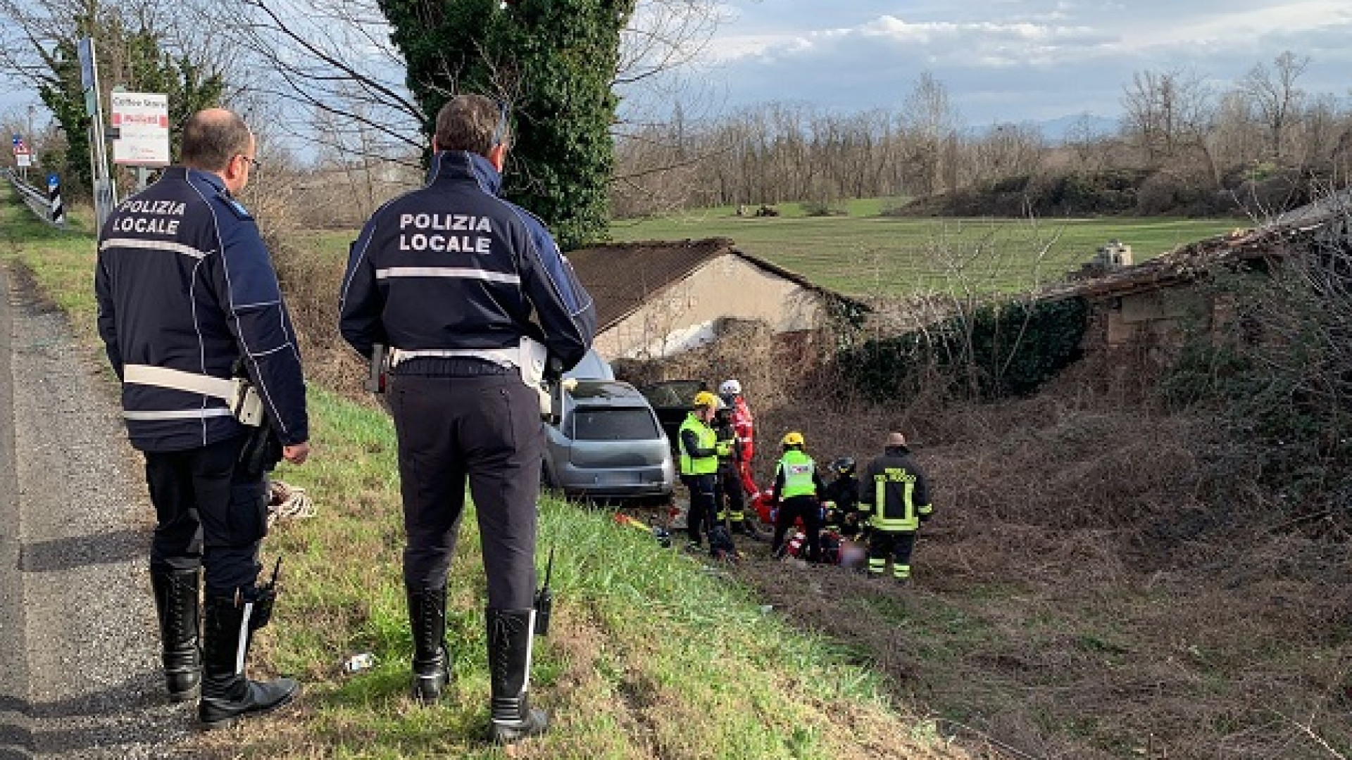 Auto sbanda e finisce fuori strada lungo la via Emilia: ferito il conducente