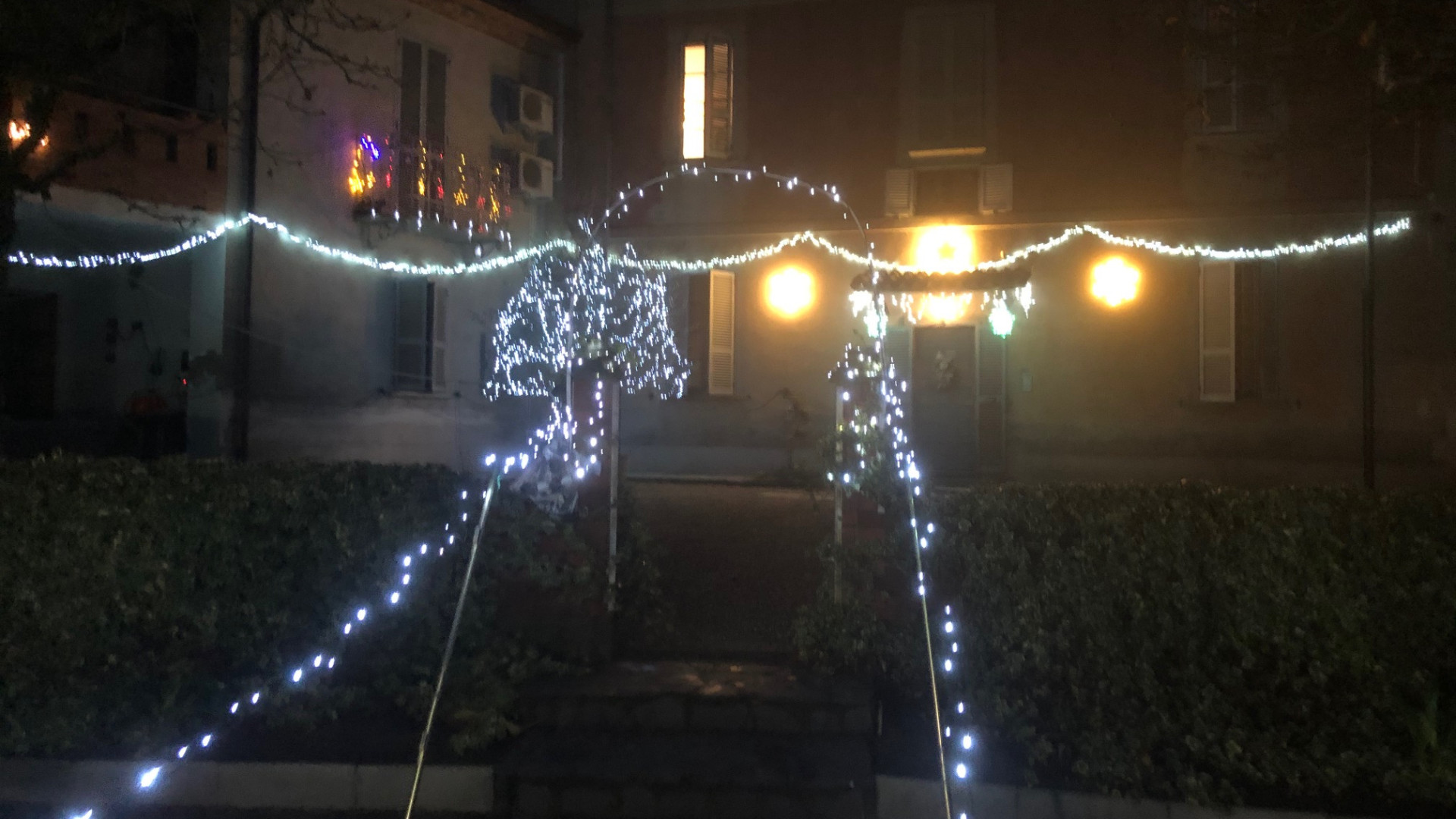 Gara di luminarie a Mortizza e Gerbido tra presepi e trenini sugli alberi